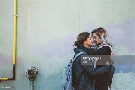 Lesbiennes Couple Embrassant Sur La Rue Photo Getty Images