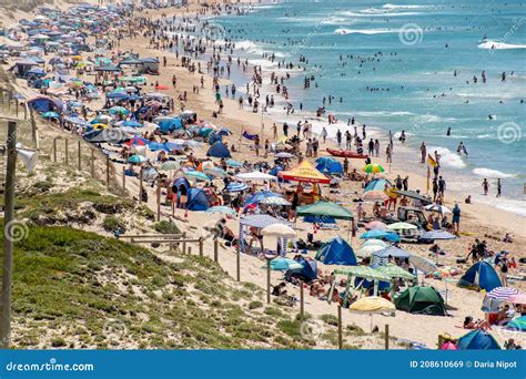 overcrowded elouera beach  australia day people swimming  sunbathing  hot summer day