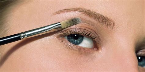 11 Ways To Make Your Eyes Look Bigger With And Without Makeup