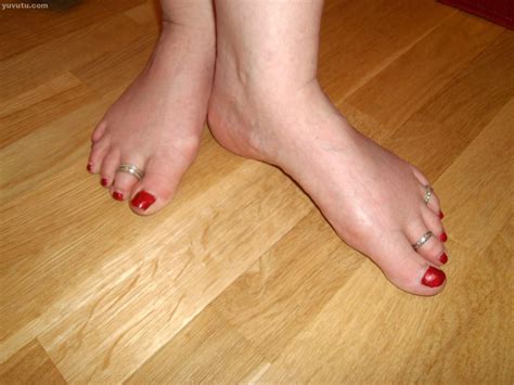 wifeys lovely feet close up on yuvutu homemade amateur