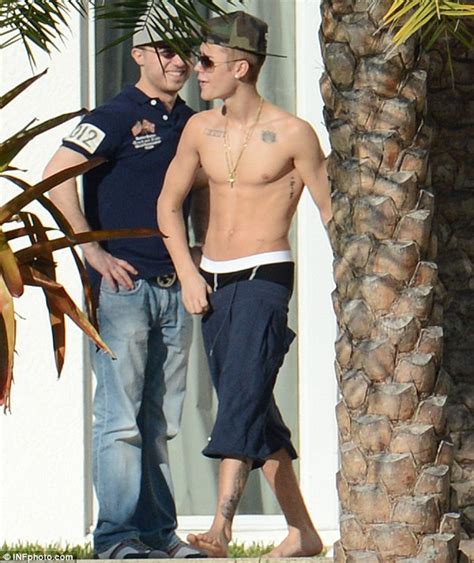 justin bieber shows off rippling abs and pecs bulging
