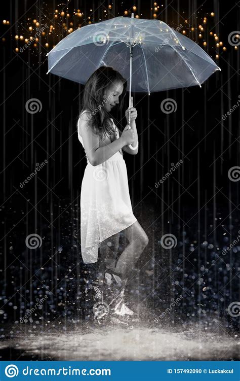 Meisje In Witte Jurk Met Lang Haar In De Regen Stock Foto Afbeelding