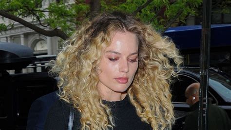 Margot Robbie Debuts Curly Hair At Tribeca Film Festival — Photos Allure