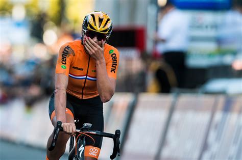 blaak breaks clear  win womens elite title  uci road world championships