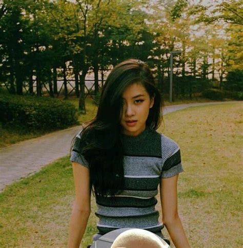 Blackpink’s Rose Looks Hot With Black Hair 5 Photos