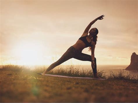 reasons outdoor yoga benefits  body  mind