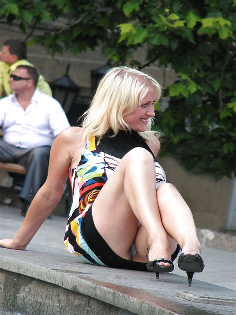 girls street candid upskirt 1 30 immagini