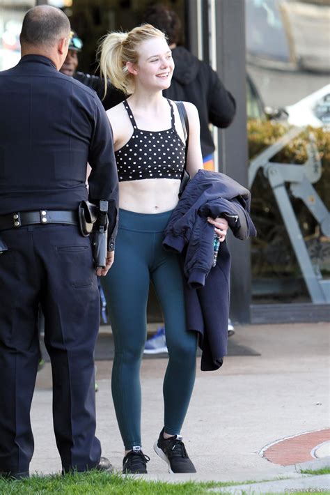 elle fanning paparazzi cameltoe and sexy photos