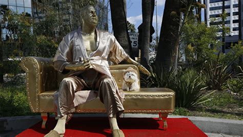 В Голливуде поставили статую Вайнштейна на диване для кастинга life