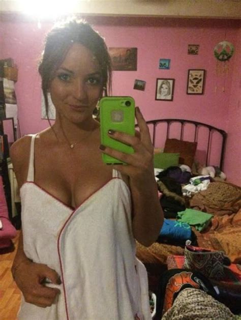 12 Sexy Selfie Fails With The Worst Backgrounds Oddee