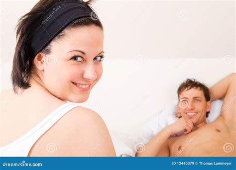 paar in bed stock afbeelding image of kleur wijfje 12440079