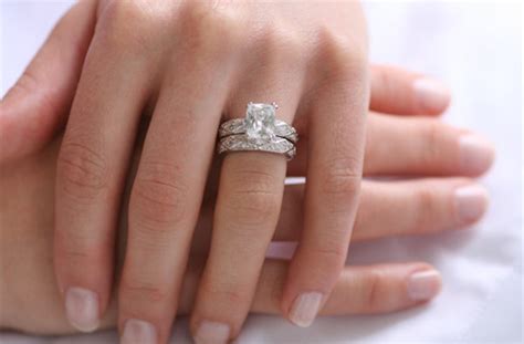 wear  engagement ring   wedding day everafterguide
