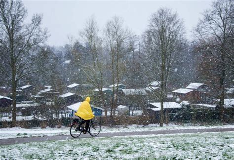 pictures winter returns  germany  snow falls   country