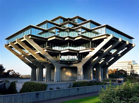 ゲイゼル図書館 アメリカ・カリフォルニア大学サンディエゴ校のゲイゼル図書館。逆ピラミッド型をしている。 geizeru library america and the university
