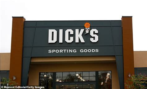 dick s sporting goods will stop selling guns and ammunition at 125