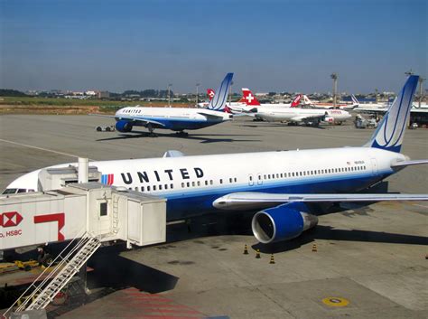 united livery  gru united airlines  unit passenger jet
