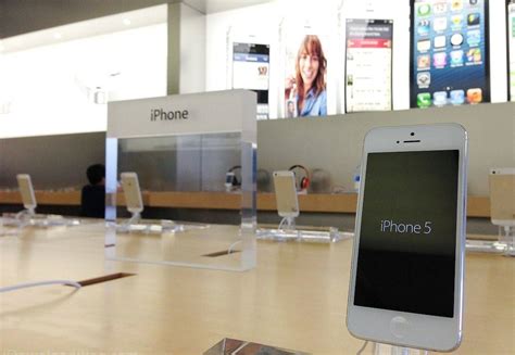 bad joke  apple store  sells   iphones   delaware cult  mac