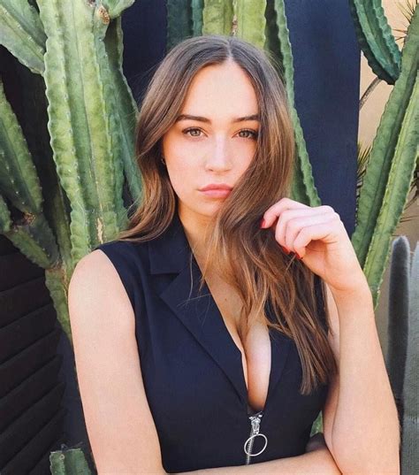 Elsie Hewitt Manages To Be Both Classy And Racy The