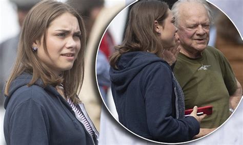 david jason s daughter sophie visits him on still open all hours set daily mail online