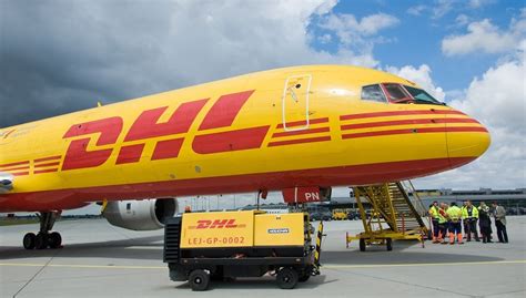 dhl express megalwnei  stolo ths  forthga aeroskafh boeing