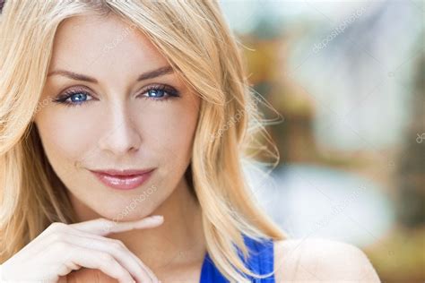 natuurlijk mooie blonde vrouw met blauwe ogen — stockfoto © dmbaker