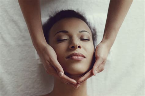 Free Photo African American Woman Receiving A Relaxing