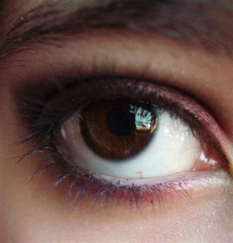 bruna bertoldo olho preto  vermelho