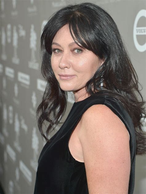 lawan kanker payudara shannen doherty cukur rambut hingga botak