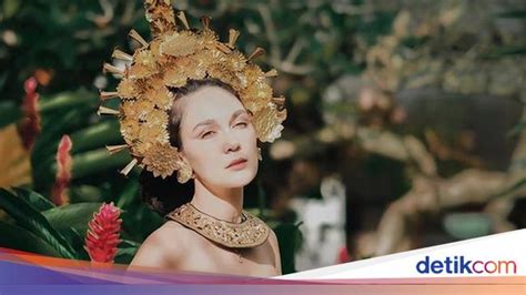 foto 7 pesona cantik luna maya pakai baju adat bali banjir pujian