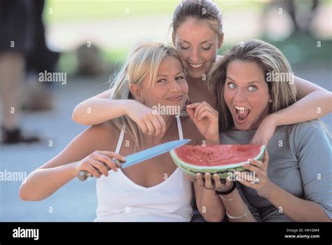 Las Mujeres Sandía Comer Fuera Verano Jóvenes Tres Amigos Feliz