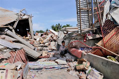 dead  strong earthquake rocks indonesia gizmodo australia