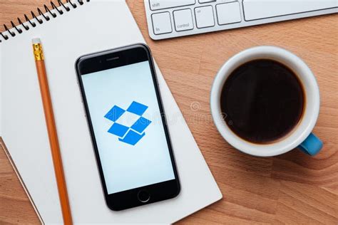 dropbox  het vrije delen pics  en documenten app redactionele foto image  potlood