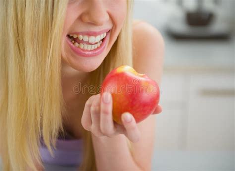 close  op glimlachend tienermeisje die appel eten stock foto image  tiener huis