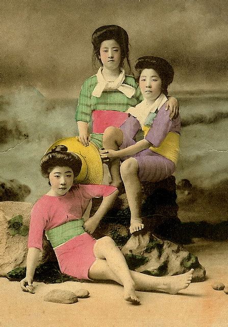 fotos antiguas de geishas posando en traje de baño rincón abstracto