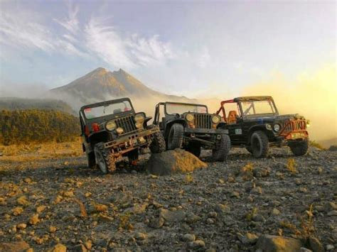 merapi jeep  sunrise overlooking borobudur  setumbu hill
