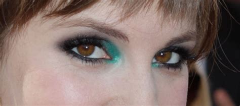 i loved lena dunham s green eye makeup at the emmys can we still be
