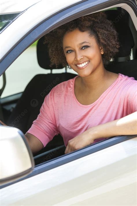美麗的年輕混血黑人非裔美國女性駕駛汽車背景圖桌布圖片免費下載 Pngtree