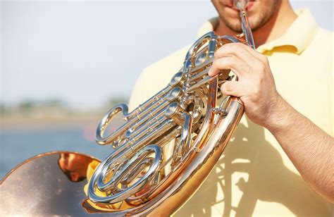 horn spielen instrument mit wunderschoenem klangspektrum musikmachen