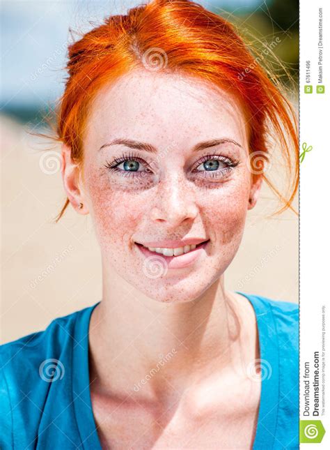 belle jeune femme rousse de sourire heureuse photo stock image du adorable santé 67611496