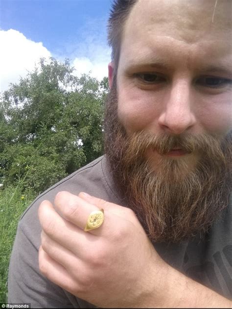 amateur treasure hunter 30 unearths elizabethan gold signet ring