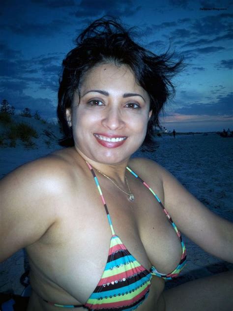 indian campuss busty nri milf aunty showing awesome cleavage and big boobs pics