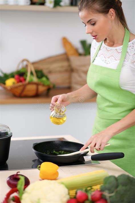 donna sexy con il grembiule nella cucina immagine stock immagine di