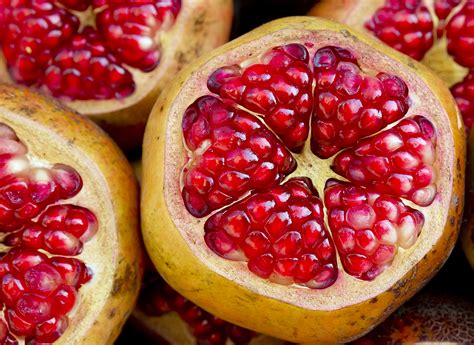 eat  pomegranate fruit healthfully