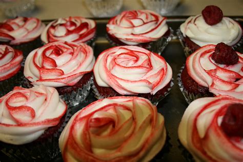 red velvet cupcakes with cream cheese frosting marksl110