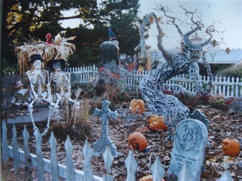 Oakland's Epic Halloween Yard Haunt & DIY Puppet Show