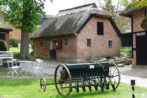 teilansicht vom museumshof  goehren moenchgut ruegen mai