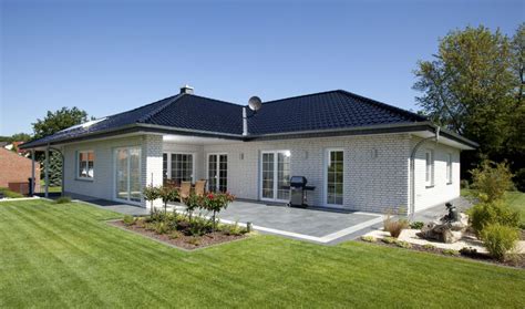 bungalow haus mit garage walmdach architektur im