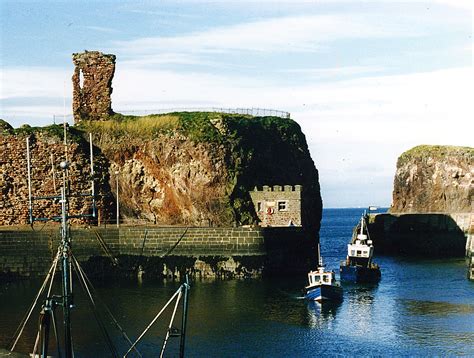 filedunbar harbour  castle jpg wikimedia commons