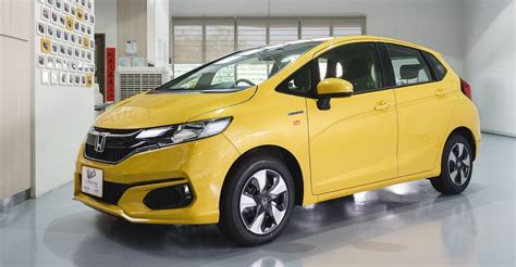 honda fit hybrid review small smooth super efficient  small   wheels vins