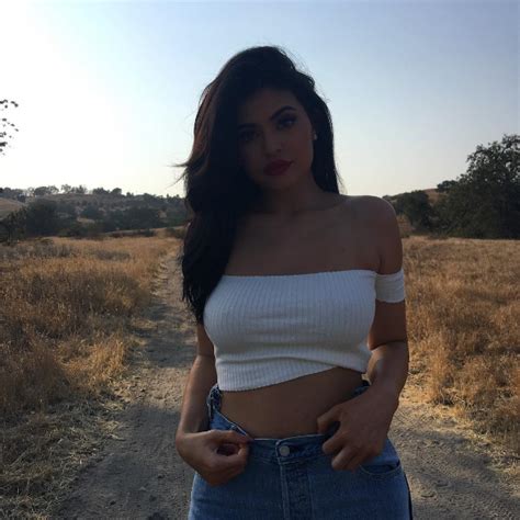 kylie jenner shows off her hot bod in new photos